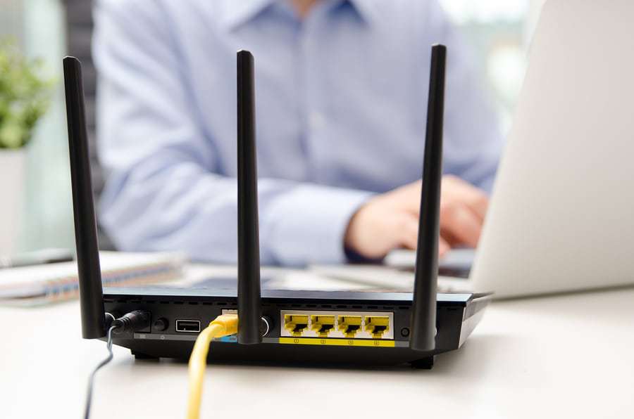 bigstock-Wireless-Router-And-Man-Using-213793519.jpg - 26.91 kB